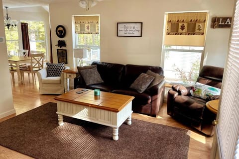 Point Sebago 2 bed 1.5 bath home. Sleeps 7 House in Naples