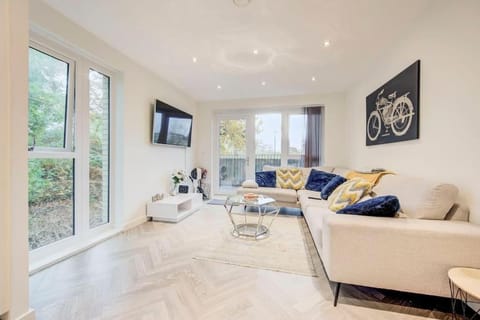 Beautifully furnished 3-bed apartment near Wembley Stadium Condo in Edgware