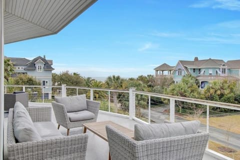 Beach Me by AvantStay Pool Views Deck House in Isle of Palms