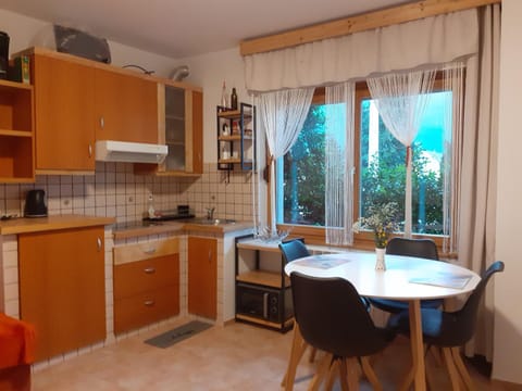 Kitchen or kitchenette, Dining area