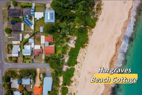 Hargraves Beach Cottage 50 meters to the beach House in Central Coast