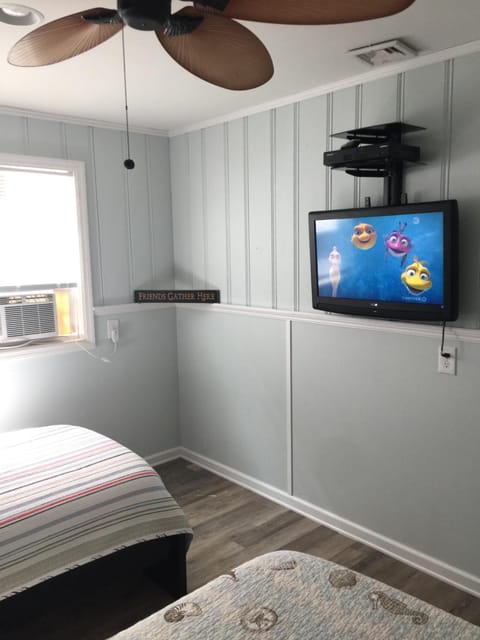 Bed, TV and multimedia, Bedroom