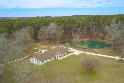 Peaceful Longview Home with Pond, 6 Mi to Downtown! Maison in Longview