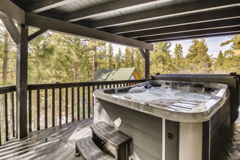 Serene Big Bear Retreat with Private Hot Tub! Maison in Big Bear
