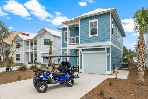 NEW! Modern Beach House, Free Golf Cart Included! Chalet in Upper Grand Lagoon