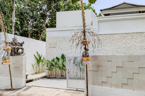 Serene Haven Villa with Pool Near Nusa Dua Beach Villa in Kuta Selatan