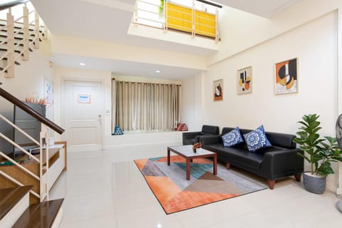 Communal lounge/ TV room, TV and multimedia, Living room, Seating area, air conditioner