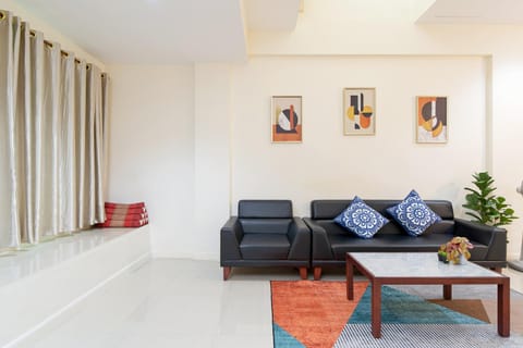 Communal lounge/ TV room, TV and multimedia, Living room, Seating area, air conditioner