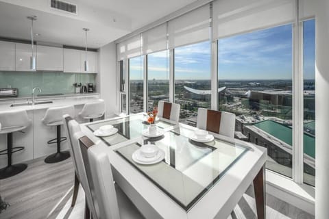 Luxury condo Stampede/Sky View, free parking, Gym Apartment in Calgary