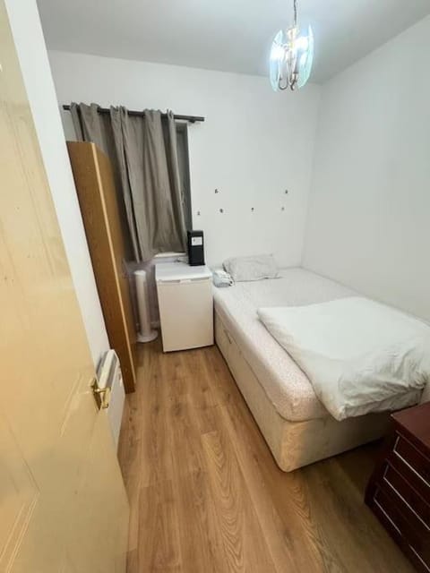 Private double bedroom in Hounslow near Heathrow Apartment in Isleworth