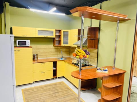 Kitchen or kitchenette, Dining area, minibar, stove