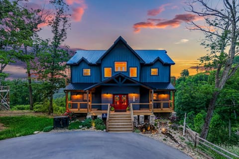 Alphie's Red Sky Retreat House in Sevier County