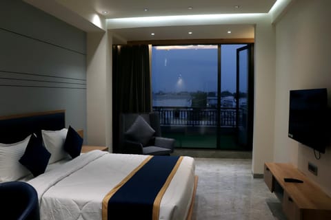 Bed, TV and multimedia, View (from property/room), Balcony/Terrace, Seating area, Evening entertainment