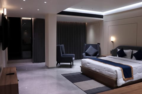 Bed, Seating area, Bedroom