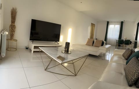 Communal lounge/ TV room, TV and multimedia, Living room