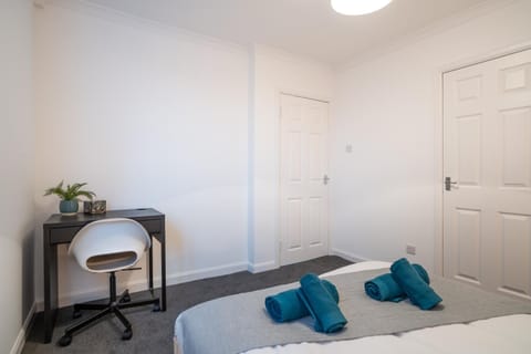 2Bed-Free Parking-EV Charger Condo in Motherwell