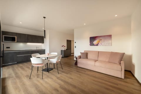 Kitchen or kitchenette, Living room, Seating area, Dining area, minibar, stove