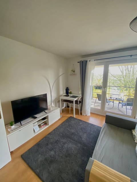 Cozy Riverfront Living, 5-Min Walk To Riverside Train Apartment in Noisy-le-Grand