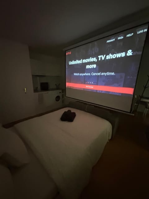 Cozy Riverfront Living, 5-Min Walk To Riverside Train Apartment in Noisy-le-Grand