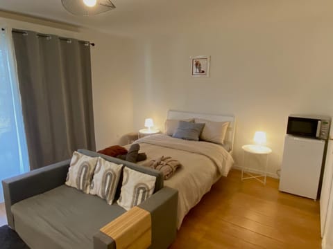 Cozy Riverfront Living, 5-Min Walk To Riverside Train Apartment in Noisy-le-Grand