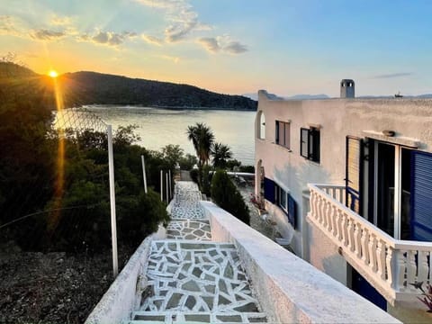 Property building, Day, Natural landscape, View (from property/room), Balcony/Terrace, Lake view, Mountain view, Sea view, Sunrise, Sunset