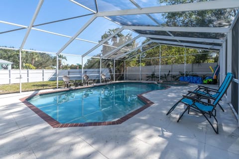 New Heated Pool+HotTub + 13 min to AMI+ 4BR 20ppl House in Bradenton