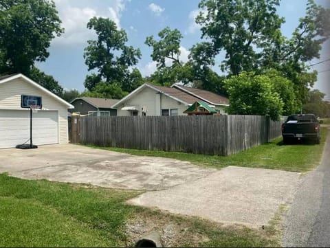 Spacious 5BRs for Rent in Groves! Condo in Port Arthur