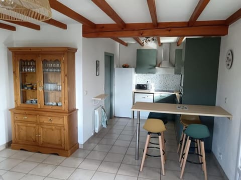 Kitchen or kitchenette, Dining area, minibar, pet friendly, stove