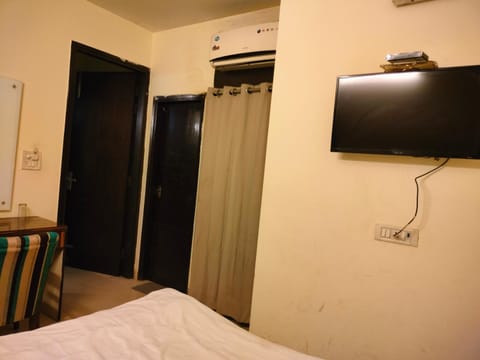 EM Home Stay @ Near Tughlakabad Metro Station Hotel in New Delhi