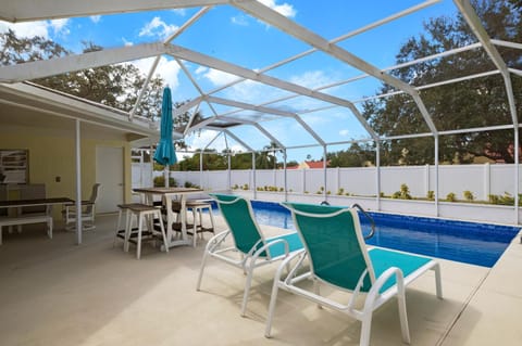 Blue Chill! Heated pool home with grill! 15 min drive to the beach! Haus in Bradenton