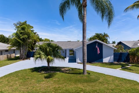 Bloom Lagoon! Tropical home with heated pool and grill! Pet Friendly! House in Bradenton