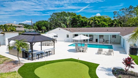 75 Palms! Sleeps 23! Luxury 1 acre lot Pool and Spa, Putting Green & Game Room! Casa in Bradenton