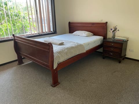 G.Villa King Bedroom Adjacent to Parks and Bus Stations Bed and Breakfast in Thomastown