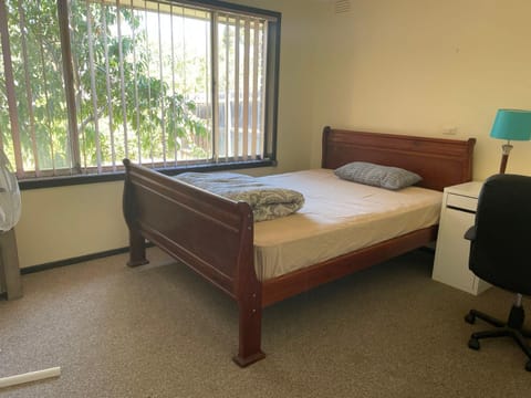 G.Villa King Bedroom Adjacent to Parks and Bus Stations Bed and Breakfast in Thomastown