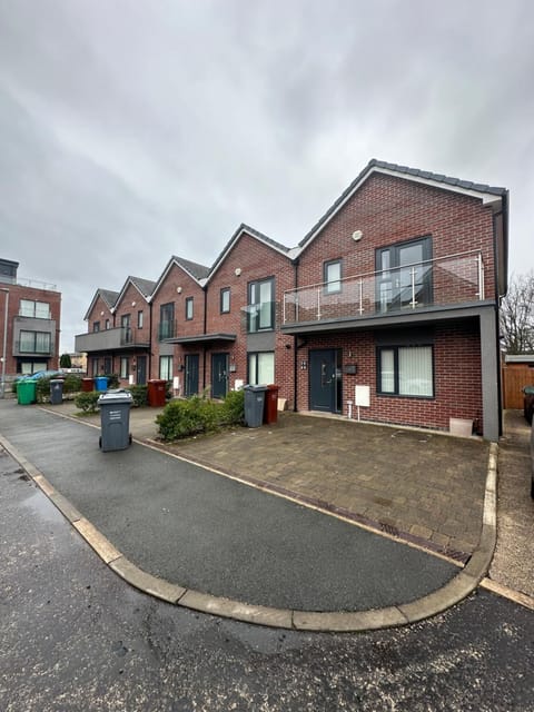 Property building, Day, Neighbourhood, Street view, Location, Parking