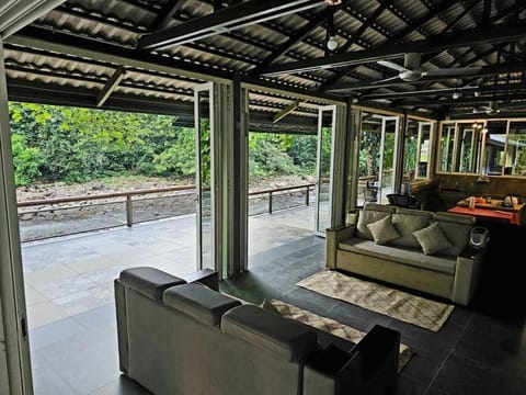 Rugading Riverside Villa near Kota Kinabalu. Haus in Kota Kinabalu