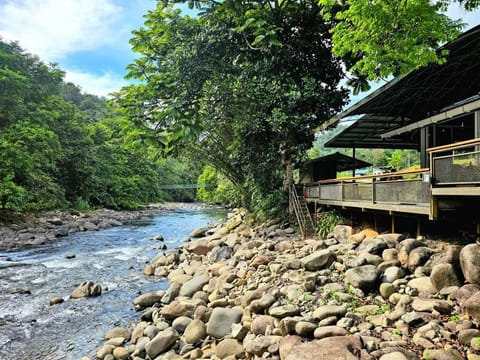 Rugading Riverside Villa near Kota Kinabalu. Maison in Kota Kinabalu