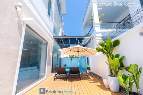 Property building, Patio, Day, View (from property/room), Balcony/Terrace, Pool view, Swimming pool, sunbed