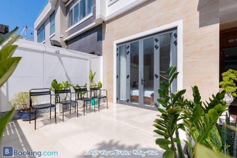 Property building, Patio, Day, View (from property/room), Balcony/Terrace, Living room, Seating area, Dining area