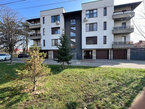 Property building, Spring, Day, Neighbourhood, Street view, Location, Parking