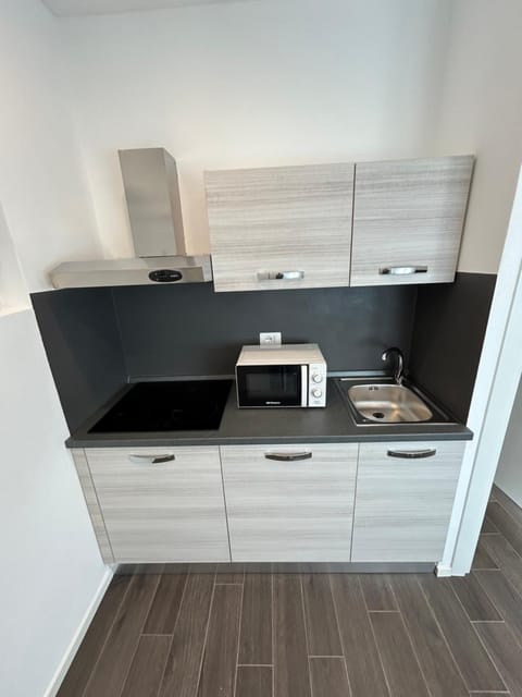 Kitchen or kitchenette, minibar