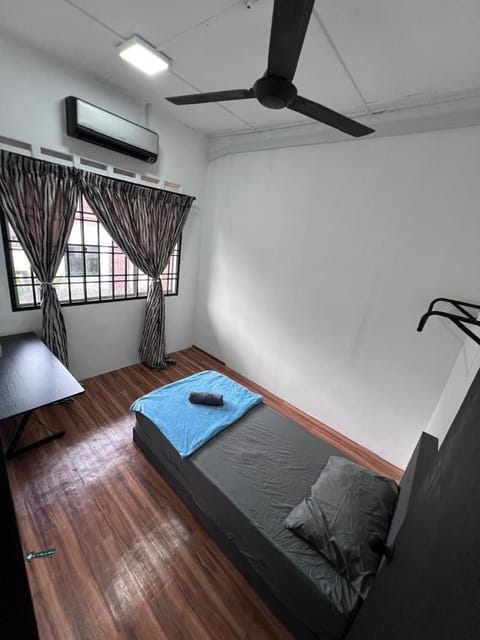 Bed, Photo of the whole room, Seating area, Bedroom, air conditioner