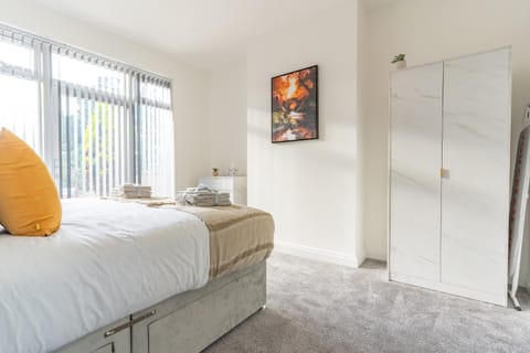 New 4BR family home sleeps 8 -10 people with free parking and contractors welcome Condo in Oldbury