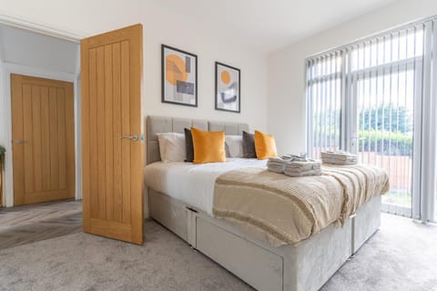 New 4BR family home sleeps 8 -10 people with free parking and contractors welcome Condo in Oldbury