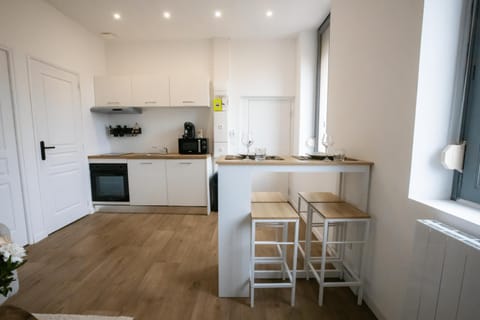 Kitchen or kitchenette, Dining area, minibar, pet friendly, stove