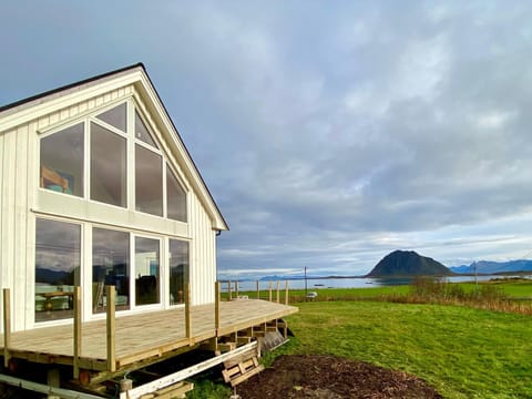 Property building, Nearby landmark, Natural landscape, Mountain view, Sea view