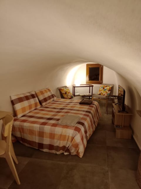 Bed, TV and multimedia, Seating area