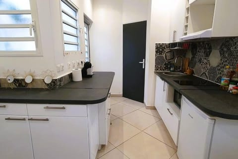 Studio pour 2 personnes proche de l'hôpital et du jardin de l'état Apartment in Saint-Denis