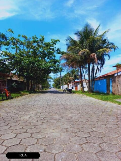 Casa há 250 m da praia, com piscina em Massaguaçu House in Caraguatatuba