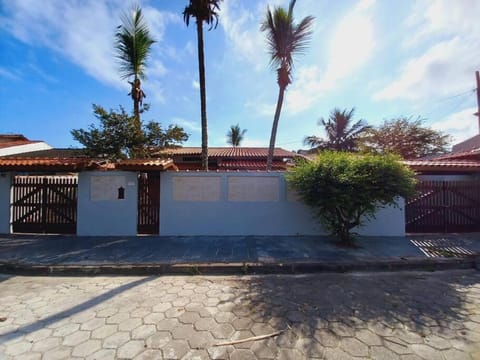 Casa há 250 m da praia, com piscina em Massaguaçu House in Caraguatatuba